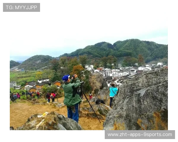 冲浪少年在大浪中滑倒仍能站回板上